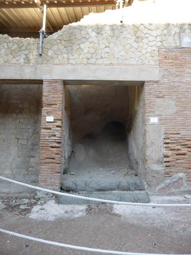 Decumanus Maximus, Herculaneum, September 2015.
Building on north side of the Decumanus Maximus, doorway numbered 7.